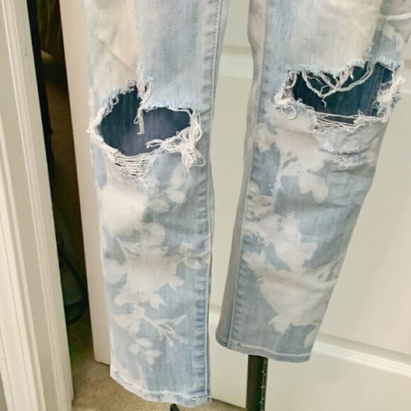 American Eagle Floral Light Wash Crop Super Stretch Distressed Skinny Jean - Picture 5 of 12